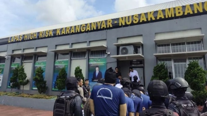 Ammar Zoni dan lima pidana yang masuk dalam kategori narapidana risiko tinggi, terkait kasus pengedaran narkoba dalam Rutan dipindah ke Nusakambangan, hari ini Kamis (16/10).
