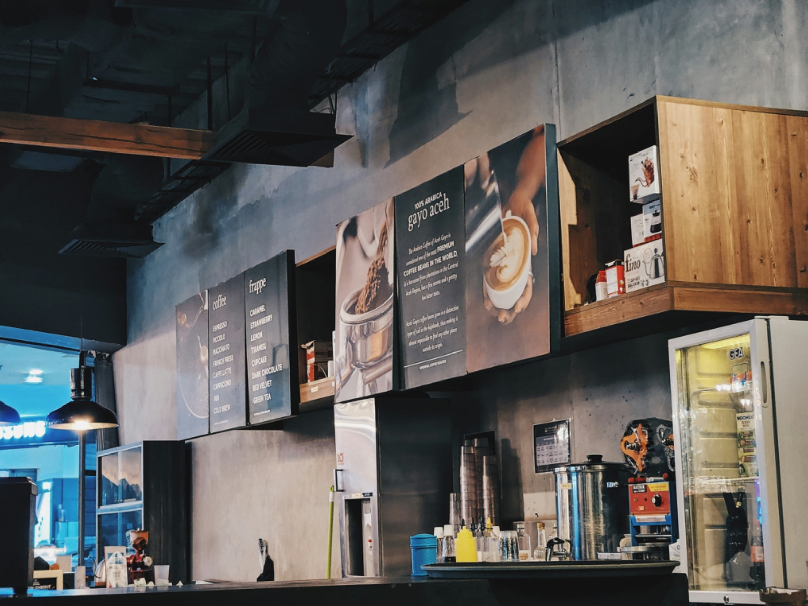 Ilustrasi warung kopi dan tempat produktivitas.