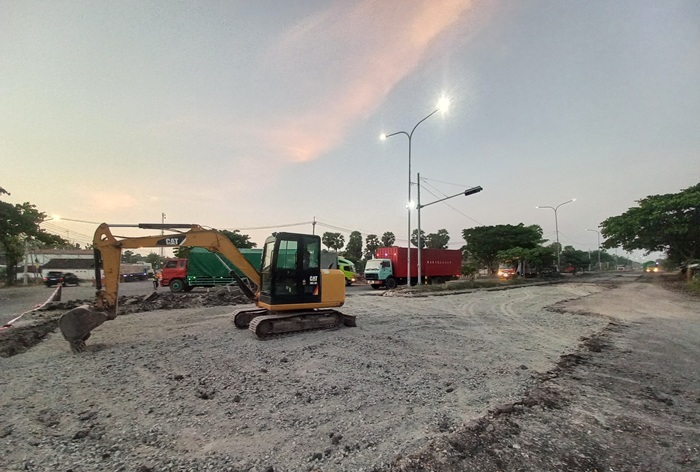 Pengerukan perbaikan jalan lingkar selatan di ujung timur pertigaan Desa Tunah, Kecamatan Semanding.