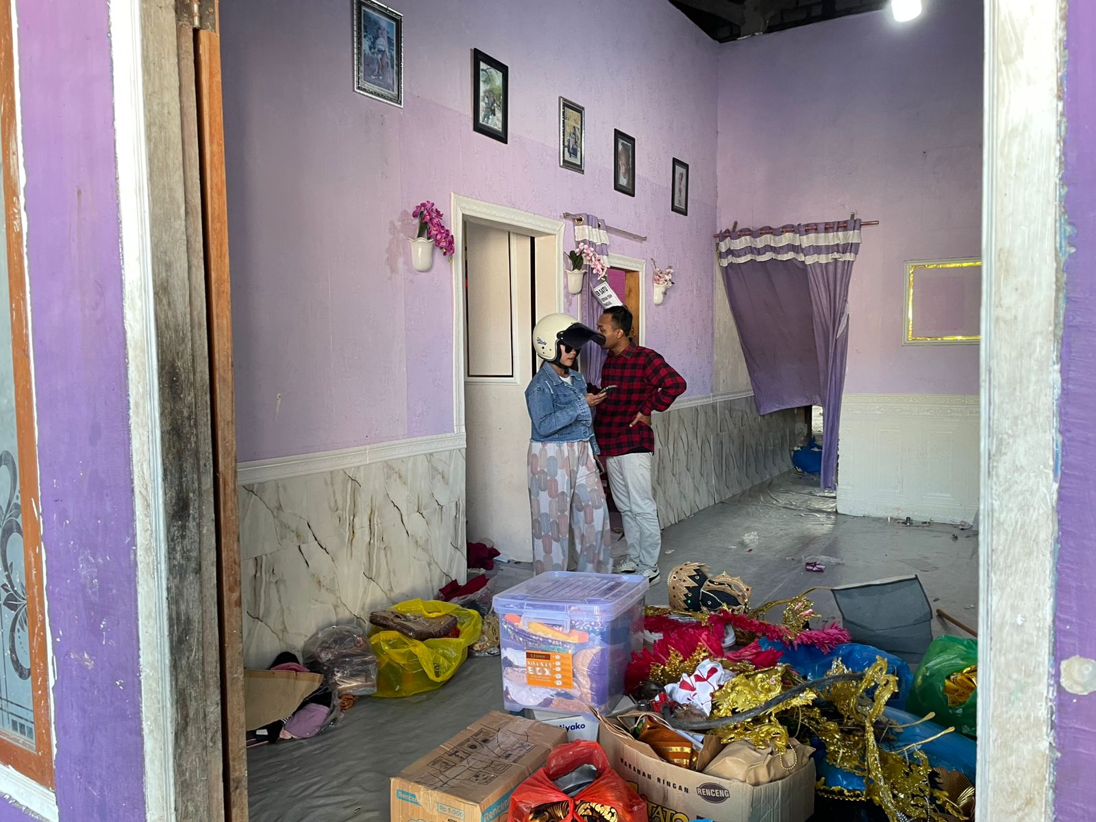 Salah satu korban yang mendatangi rumah LA di Desa Sumberejo, Kecamatan Widang, Selasa (14/10).