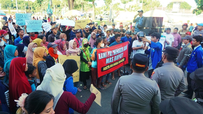 PKL menggelar orasi di depan pintu gerbang Kantor Bupati Tuban. Mereka meminta ketemu langsung bupati untuk menyampaikan orasi, Kamis (16/10).