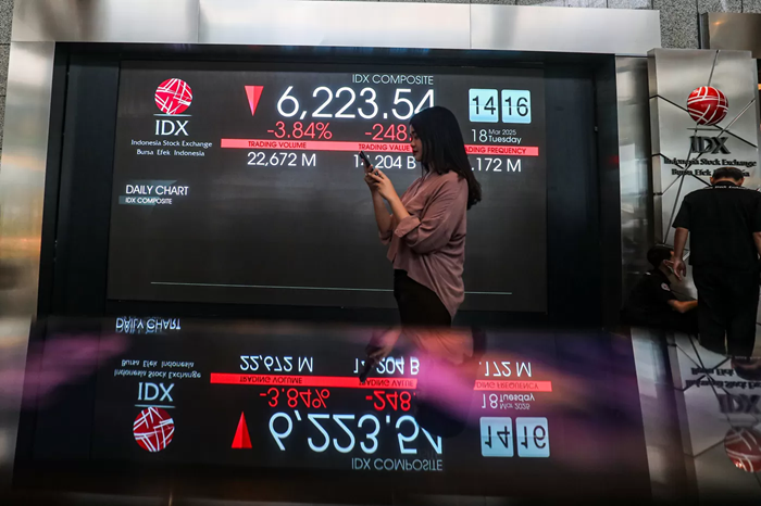 IHSG ambles 2,22 persen ke level 7.944. Aksi jual asing dan sentimen global bikin kapitalisasi pasar terpangkas besar.