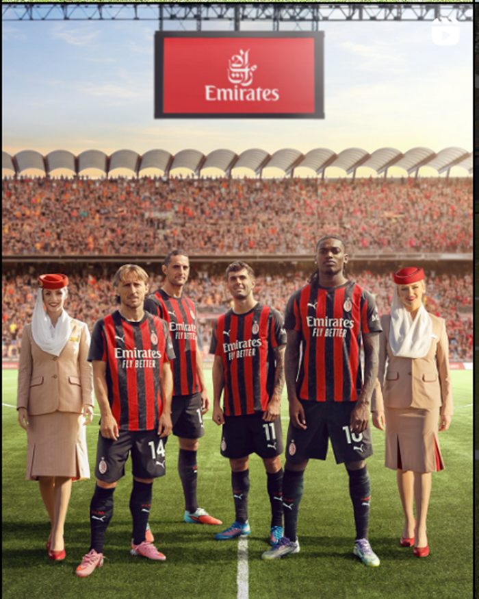 Emirates tetap jadi sponsor utama AC Milan. Kerja sama bersejarah ini menegaskan komitmen global dan loyalitas panjang.