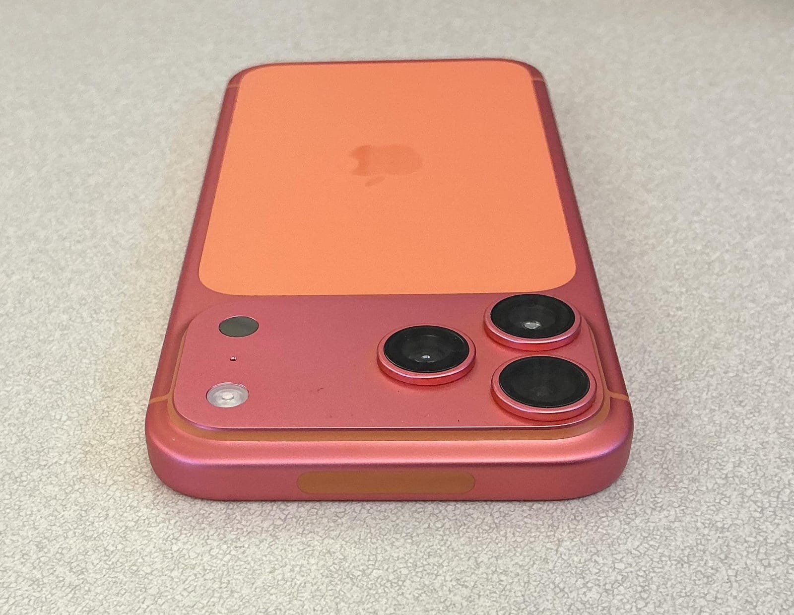Setelah isu mudah tergores, kini iPhone 17 Pro alami masalah baru, bodinya berubah warna misterius.