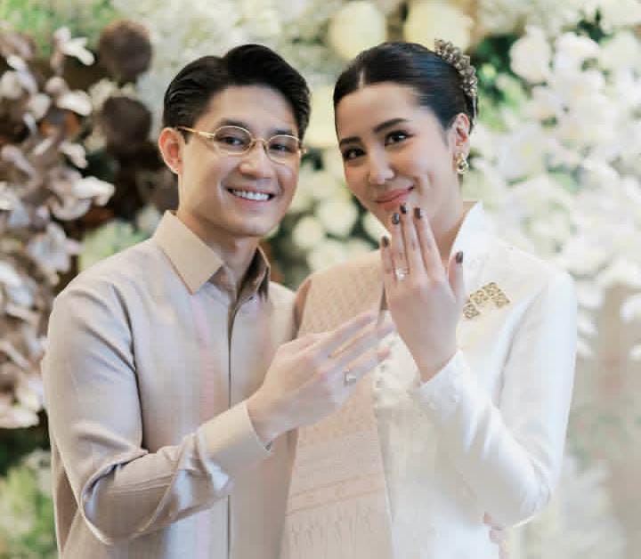 Cleantha dan Teuku abadikan foto tunangan lewat ungggahan Instagram.