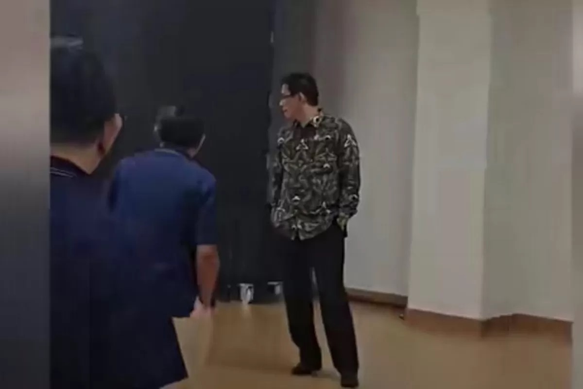 Potret Purbaya saat sidak kantor pajak dan melihat terdapat pegawai yang asik berolahraga.