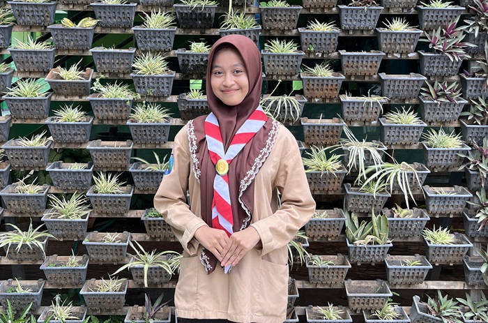 Tak ikut bimbel, tak punya pelatih khusus. Cantika dari MAN 1 Tuban justru berhasil menaklukkan ribuan peserta nasional dan meraih emas di Olimpiade Bahasa Inggris.