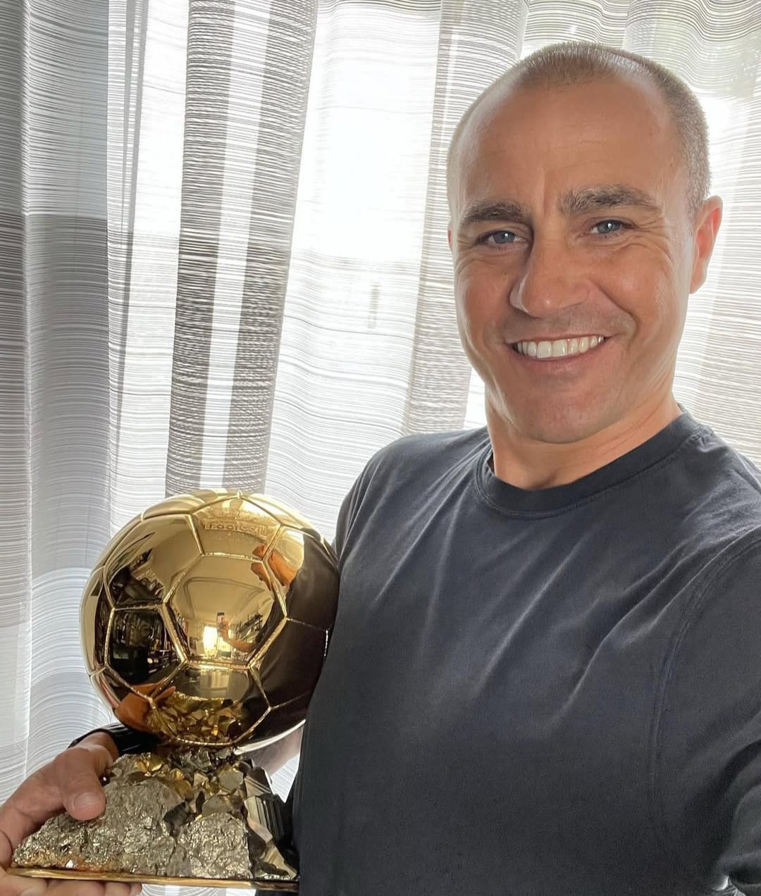 Fabio Cannavaro bersama trofi Ballon d