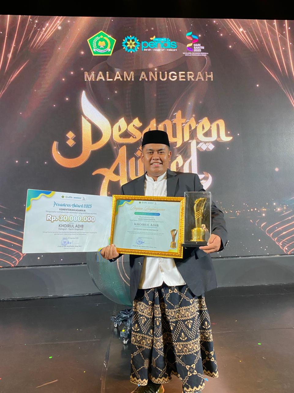 Khoirul Adib, santri asal Tuban, raih penghargaan Santri Inspiratif di ajang nasional Pesantren Award 2025.