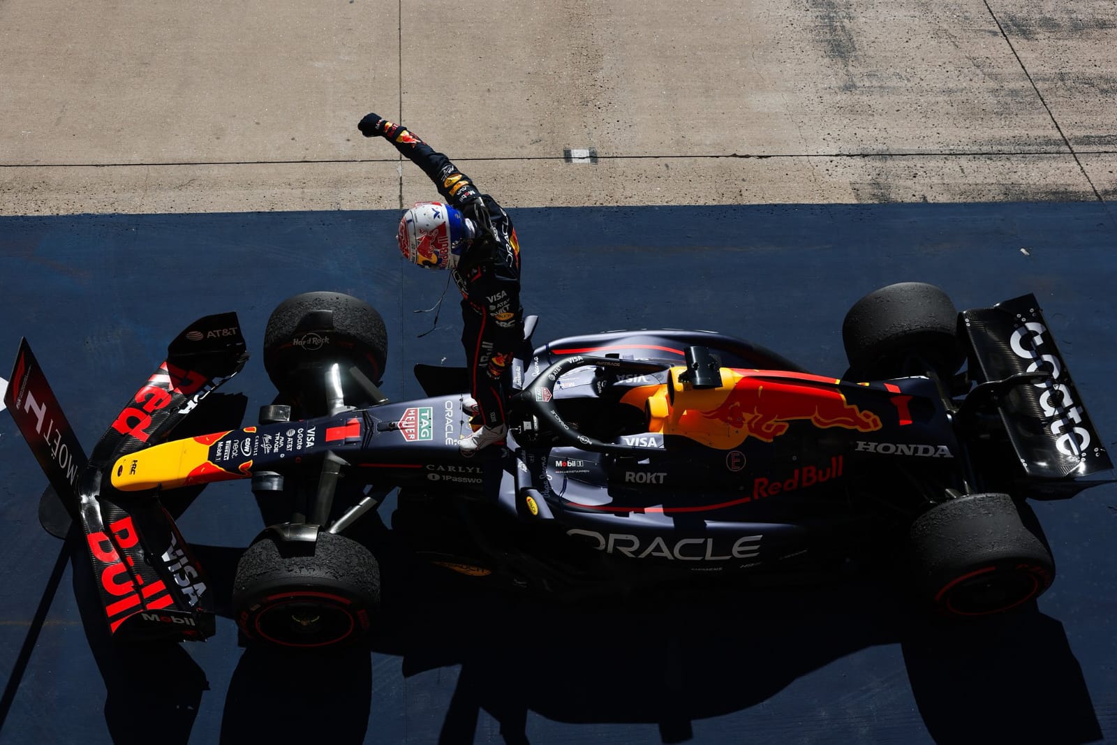 Selebrasi Verstappen setelah berhasil memenangi GP Amerika Serikat.