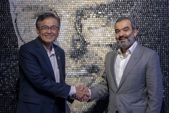 Foto pertemuan CEO Intel dan Menteri Komunikasi dan Teknologi Arab Saudi.