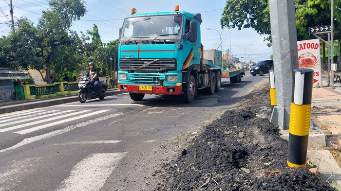 Aspal di Jalan Bogorejo, tepat di bawah traffic light rusak parah karena tidak mampu menahan muatan kendaraan besar.
