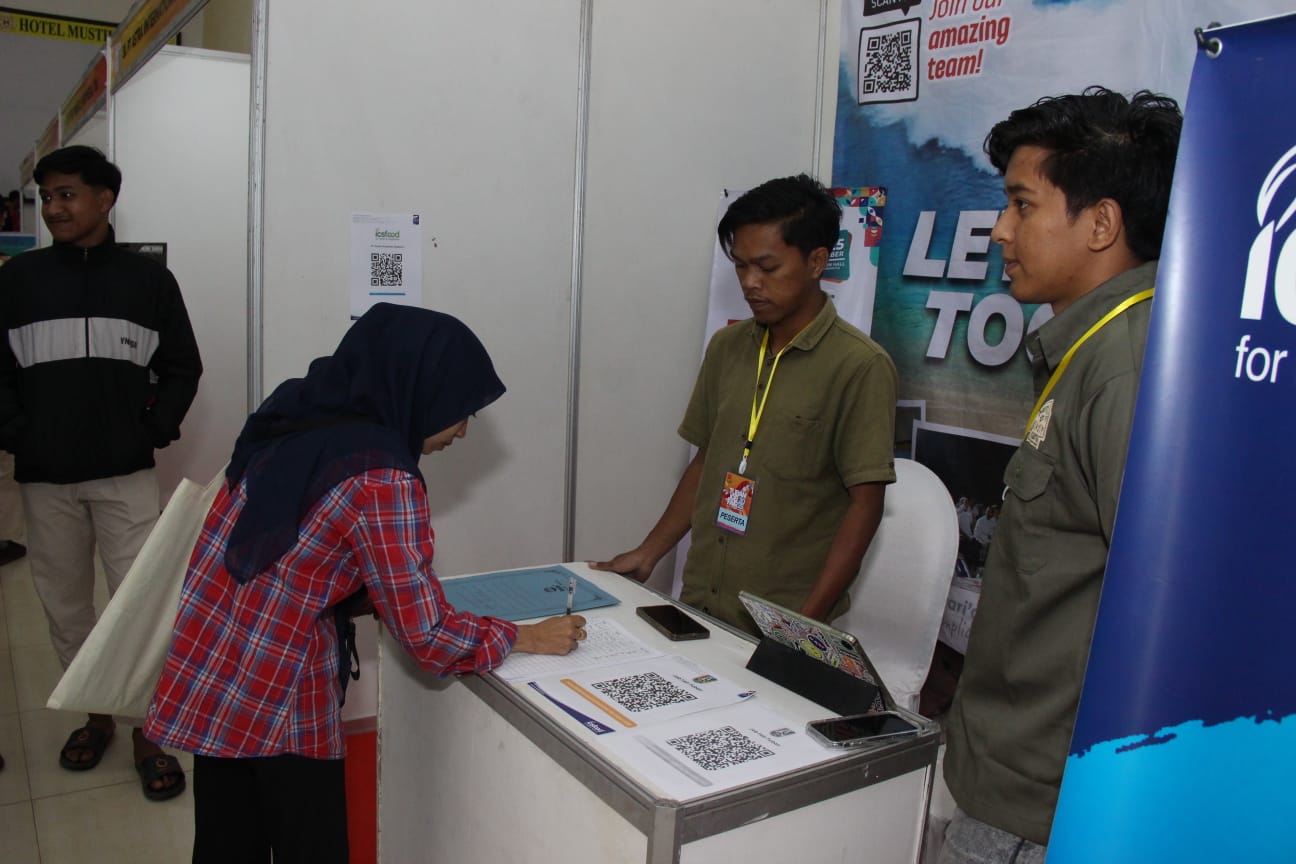 Rombongan siswa SMA mencari informasi lowongan kerja pada event Job Fair Disnakerin Tuban 2025 di Hotel Mustika Tuban pekan lalu.