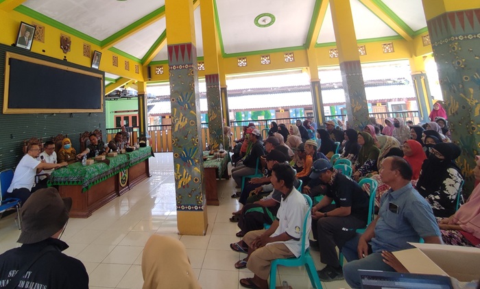 Warga Desa Tasikharjo dan Remen, Kecamatan Jenu menuntut kompensasi pasca peristiwa kebakaran Kawasan TPPI, puluhan warga memadati kantor desa setempat, kemarin (20/10).