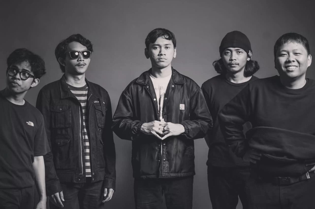 The Jeblogs adalah band rock asal Desa Jeblog, Klaten, yang terbentuk pada 2016 dari komunitas pemuda Karang Taruna setempat.