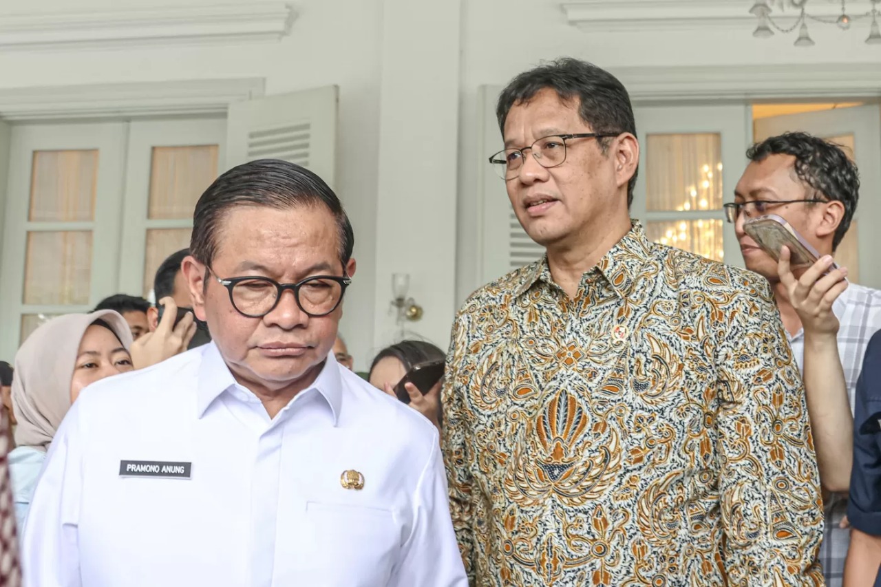 Menteri Keuangan Purbaya Yudhi Sadewa (kanan) bertemu dengan Gubernur DKI Pramono Anung (kiri) di Balaikota, Jakarta, Selasa (07/10).