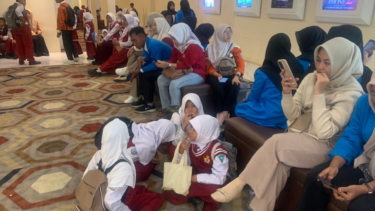 Guru, pendamping, dan siswa antre di lobi bioskop NSC Tuban.