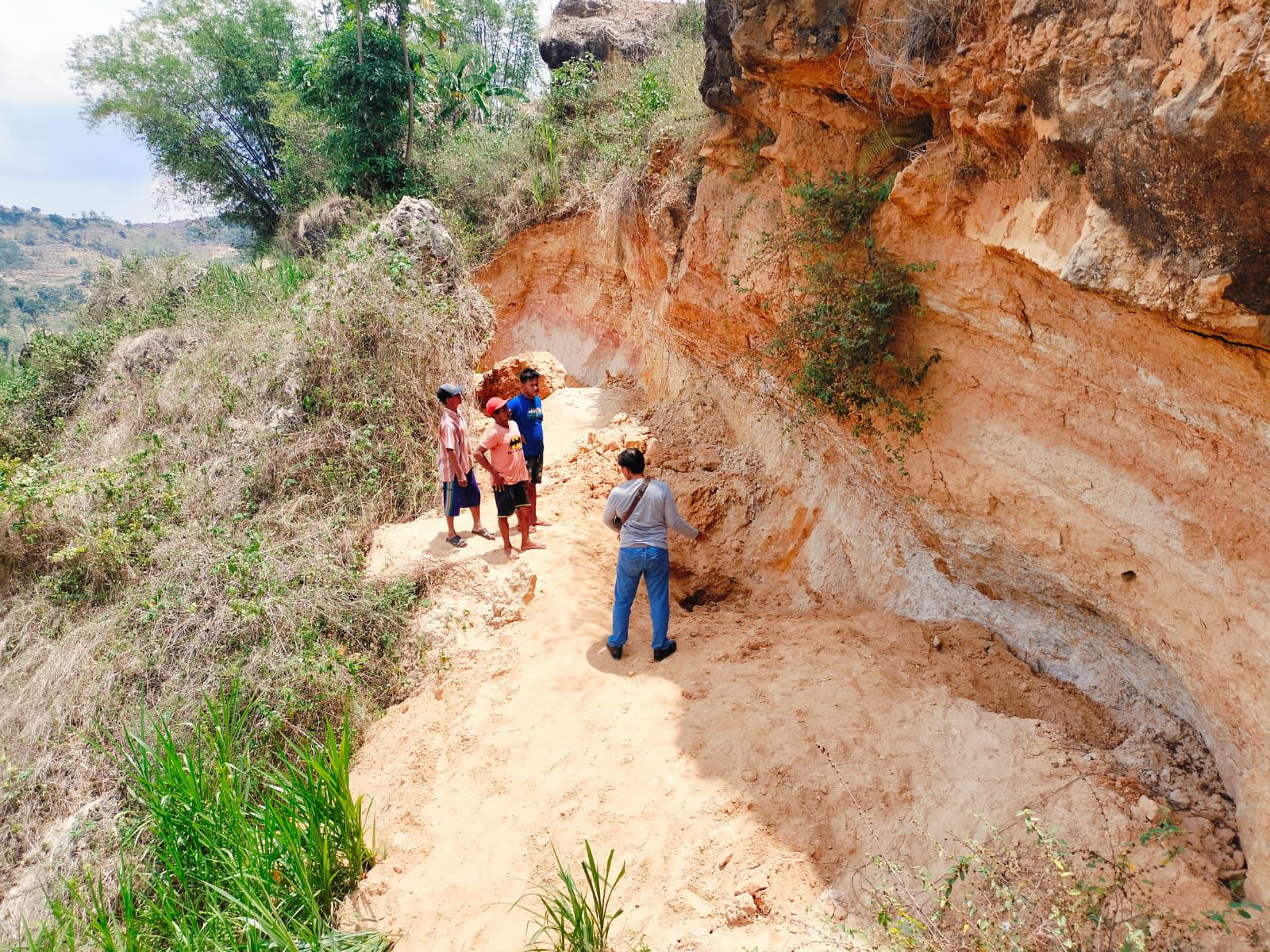 Polisi bersama warga mendatangi lokasi penambangan pasir kuarsa di Desa Klumpit, Kecamatan Soko setelah menewaskan seorang warga setempat, kemarin (21/10).