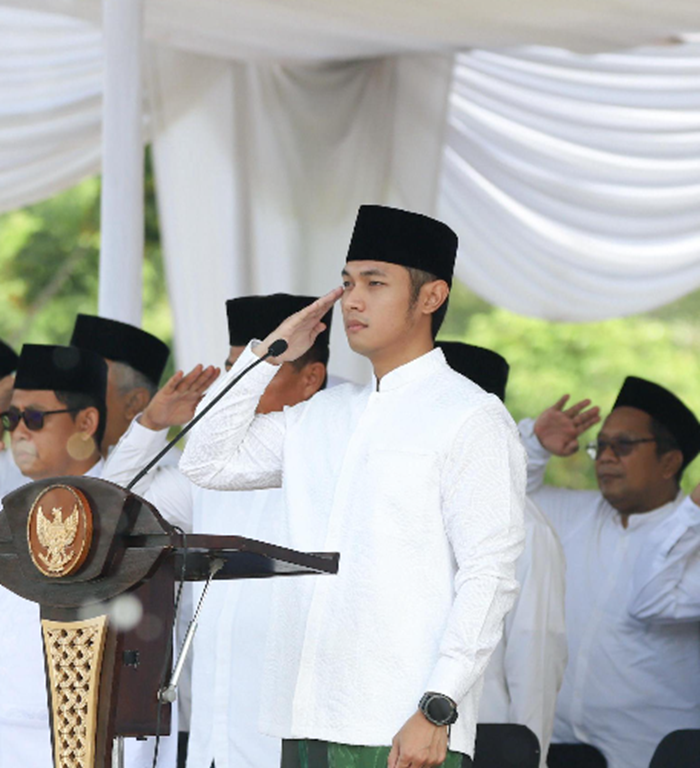 Bupati Tuban Aditya Halindra Faridzky memimpin upacara Hari Santri Nasional 2025