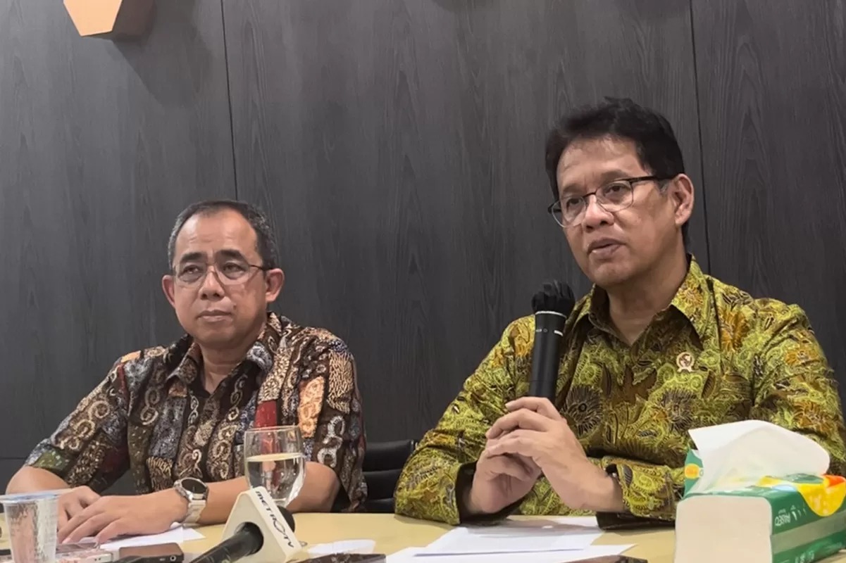 Menteri Keuangan (Menkeu) Purbaya Yudhi Sadewa (kanan).