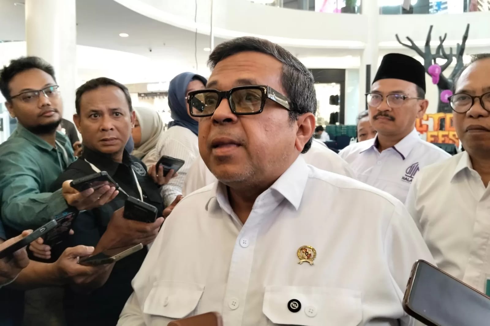 Kepala Badan Penyelenggara Jaminan Produk Halal (BPJPH) Ahmad Haikal Hasan memberikan keterangan pers kepada wartawan.