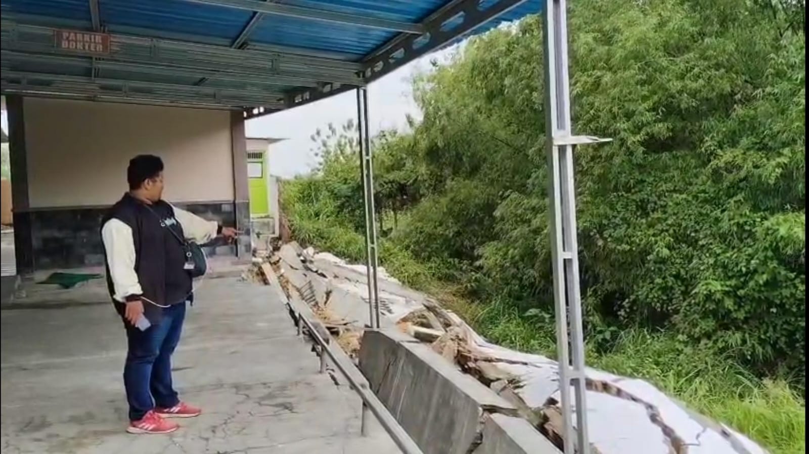 Akibat luapan Kali Kening dan hujan deras, sebagian bangunan Puskesmas Jatirogo mengalami kerusakan.