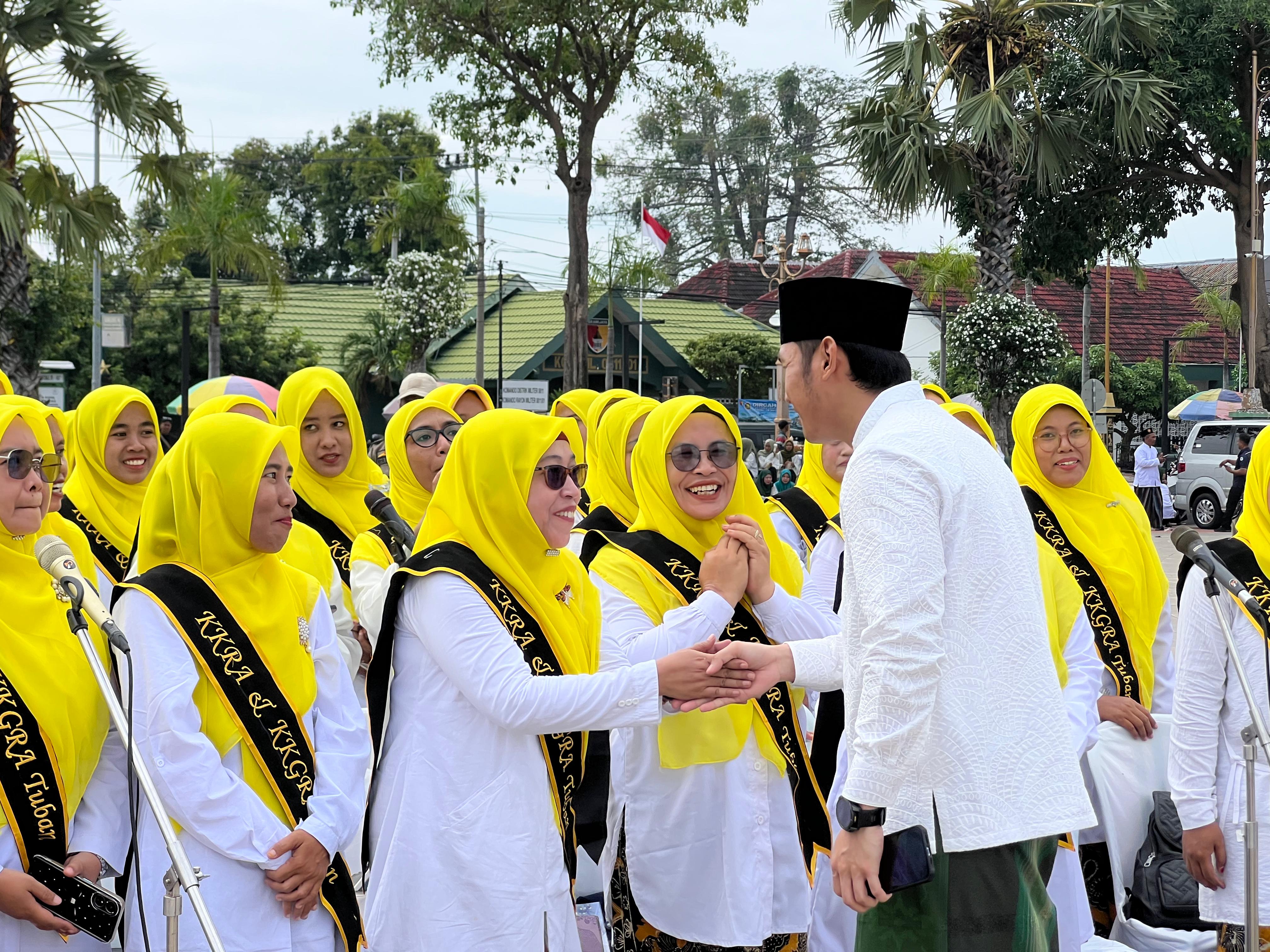 Bupati Tuban Aditya Halindra Faridzky menyalami peserta upacara Hari Santri Nasional 2025 di Alun-Alun Tuban kemarin (22/10).
