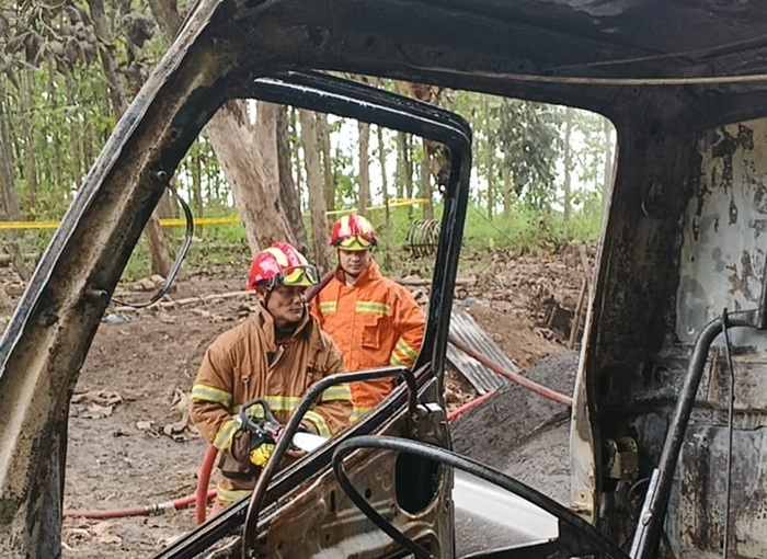 Petugas Damkar Tuban memadamkan api yang melahap bangunan pangkalan BBM di Desa Sidoharjo, Kecamatan Senori, kemarin (22/10).