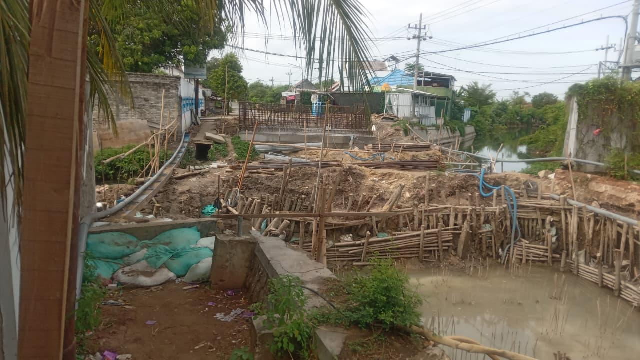 Proyek pembangunan Jembatan Plimbungan di Desa Jenggolo, Kecamatan Jenu yang dikeluhkan warga.