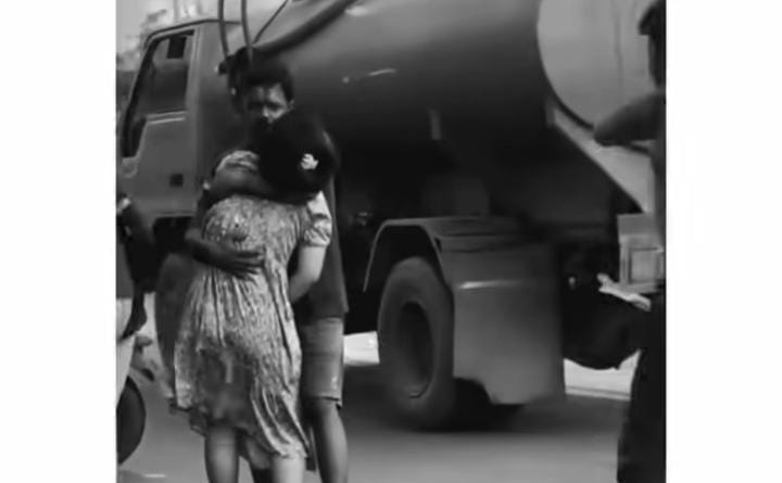 Sebuah video yg memperlihatkan seorang Suami berusaha mengendong istrinya terluka saat alami kecelakaan