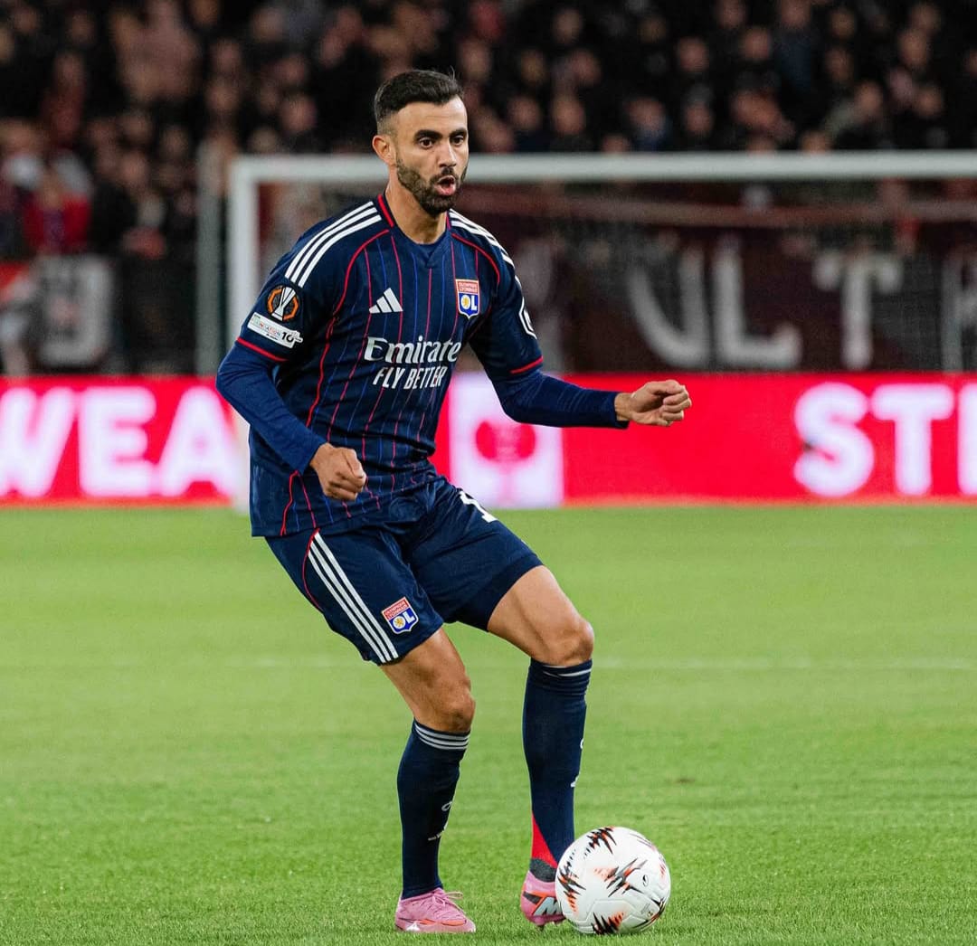 Pemain Olympic Lyon, Rachid Gezhaal, saat menghadapi FC Utrecht di UEFA Europa League.