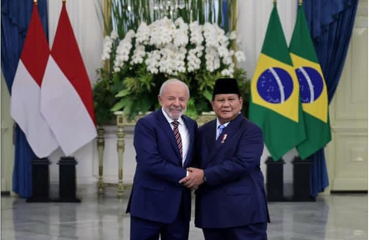 Presiden Prabowo menerima kedatangan presiden Republik Federasi Brasil, yang mulia Luiz Inacio Lula Da Silva. Di istana Negara.