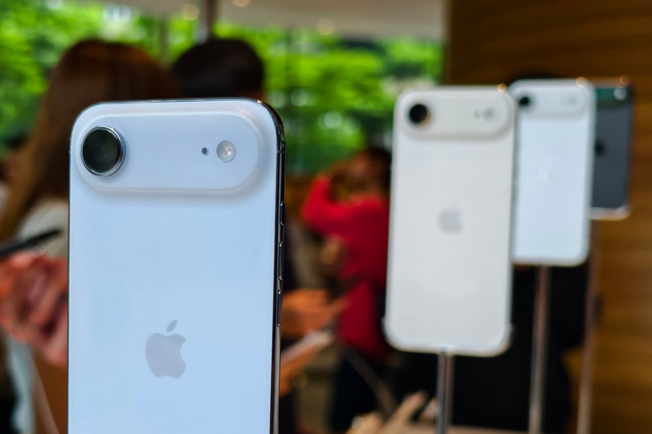 Apple pangkas kapasitas produksi iPhone Air.