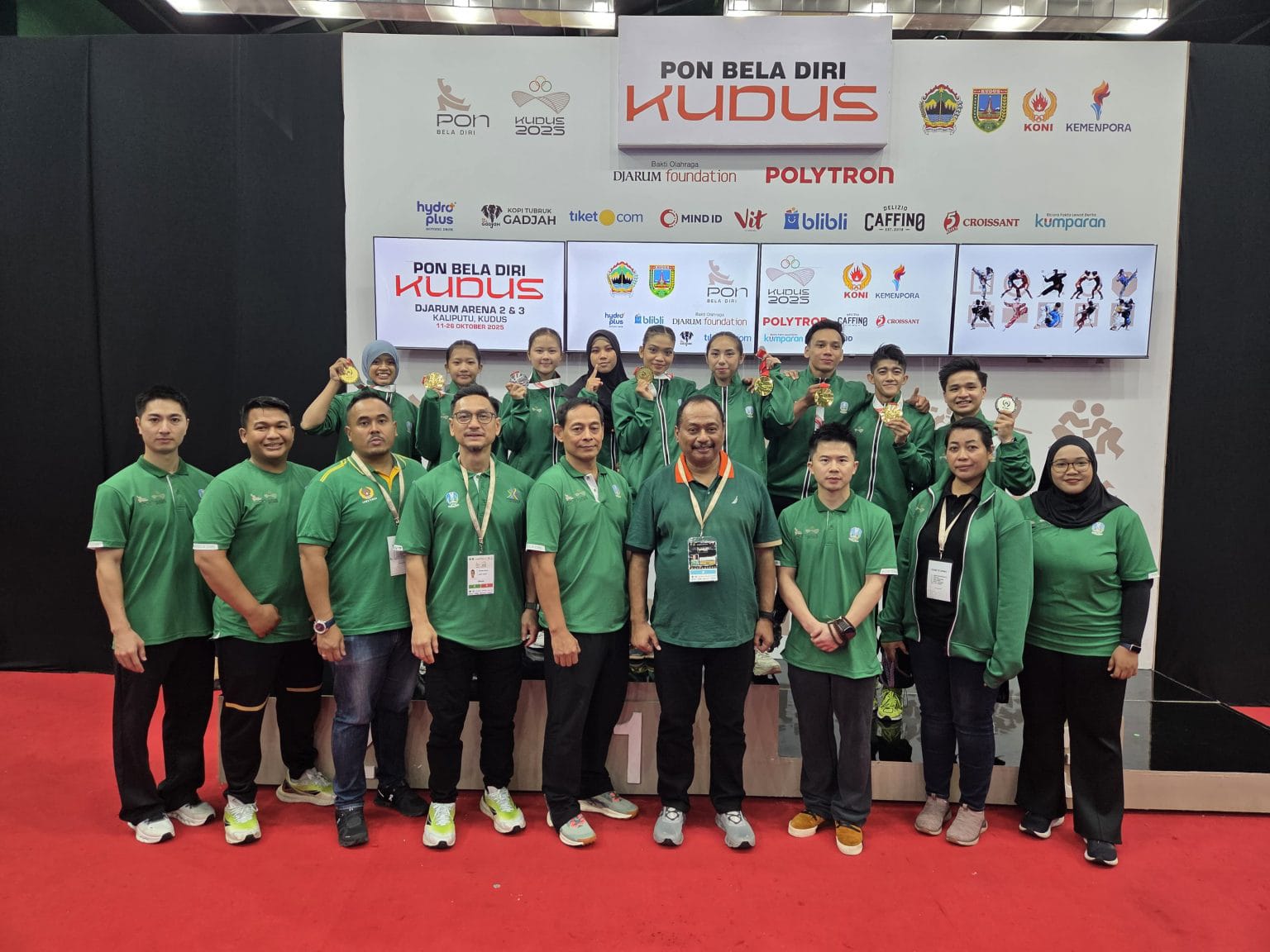 Tim beladiri Wushu Jatim saat berpose dengan Ketua KONI Jatim, M. Nabil  di PON Beladiri 2025 Kudus