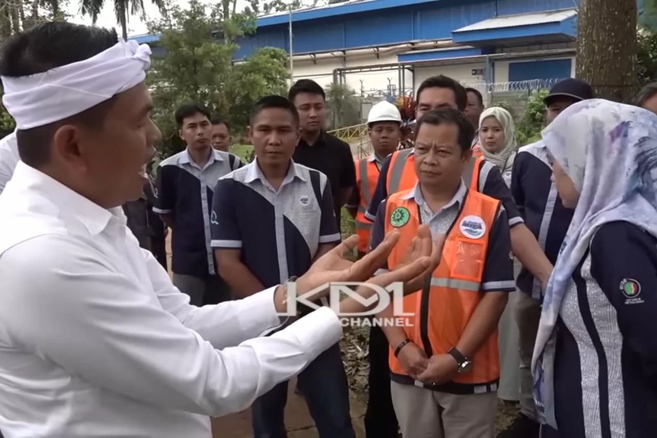 Dedi Mulyadi ketika melakukan sidak di sebuah pabrik air mineral di kawasan Subang