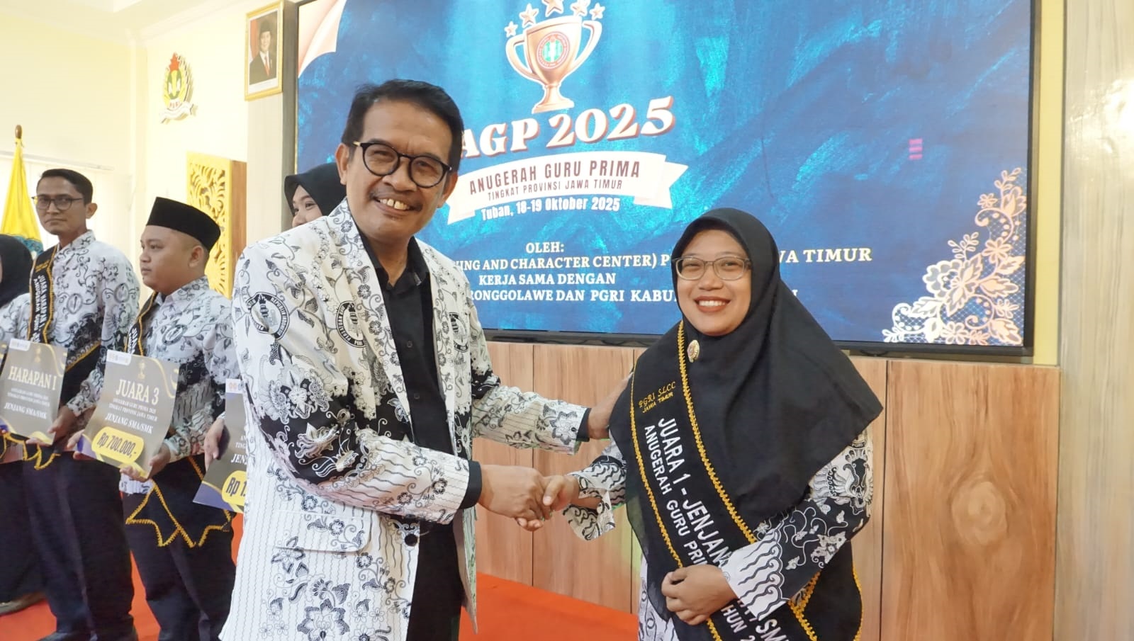 Anggun Winata membuktikan bahwa semangat dan cinta mengajar bisa melahirkan inovasi hebat. Ia meraih juara AGP 2025 Jatim lewat metode &ldquo;Jualan&rdquo;.
