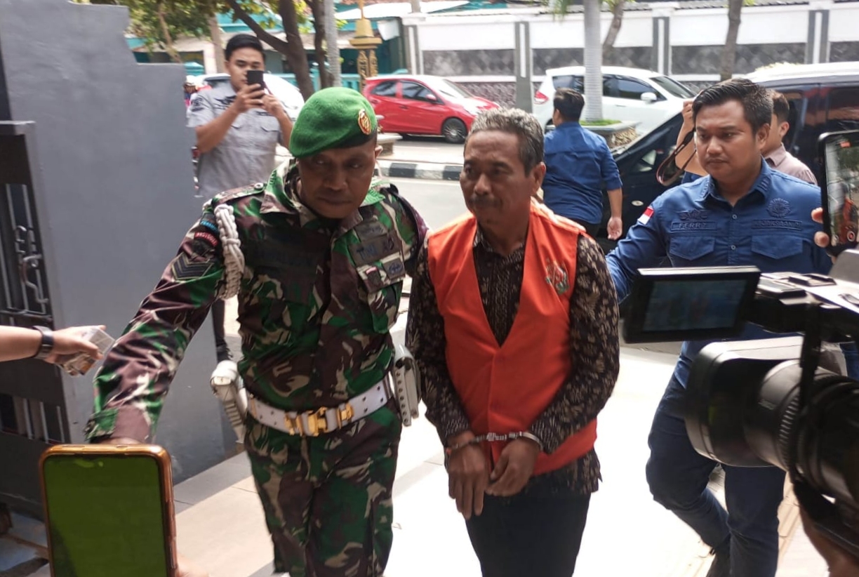 Kepala Desa Kedungsoko, Kecamatan Plumpang Rifai dibawa petugas menuju Lapas Kelas IIB Tuban, kemarin (23/10).