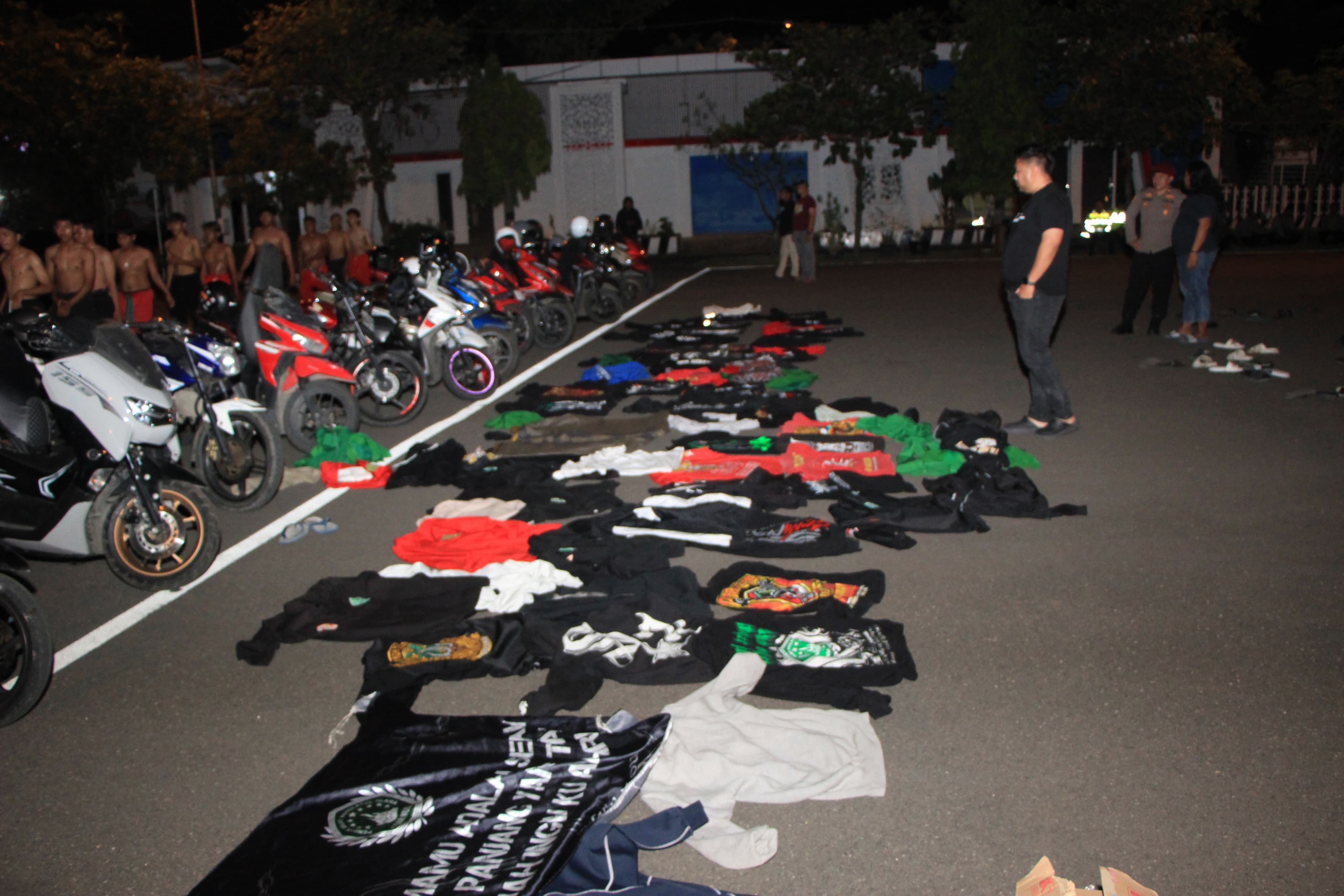 Sekelompok oknum pesilat yang membikin rusuh di Jalan Pahlawan dan Jalan HOS Cokroaminoto diamankan anggota Polres Tuban, Kamis (24/10) malam.