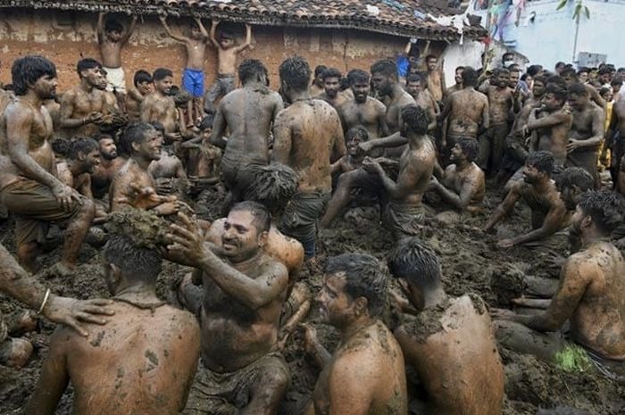 Usai Diwali, warga desa Gumatapura menggelar Gore Habba &mdash; festival kuno di mana penduduk saling lempar kotoran sapi sebagai simbol pemurnian dan kebersamaan.