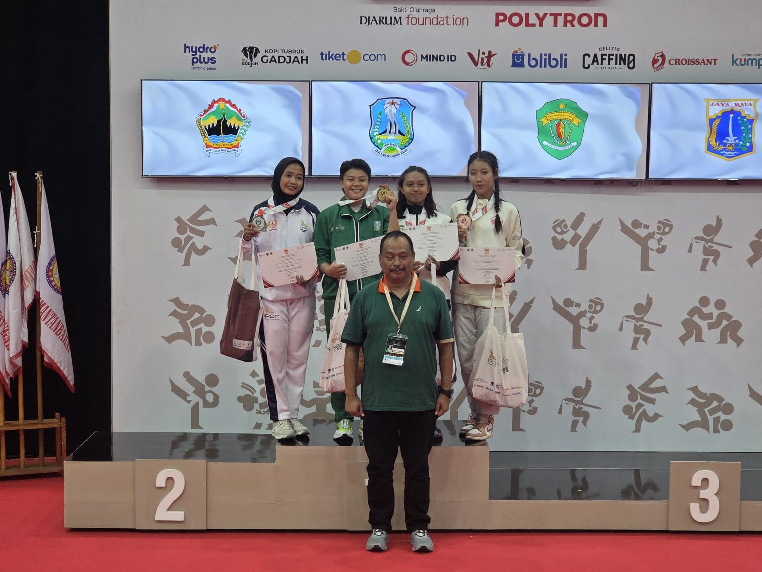 Steffany Kinky Henandita juara di kelas fighting -57kg putri asal Jawa Timur saat berpose bersama Ketua KONI Jatim, M. Nabil di podium.
