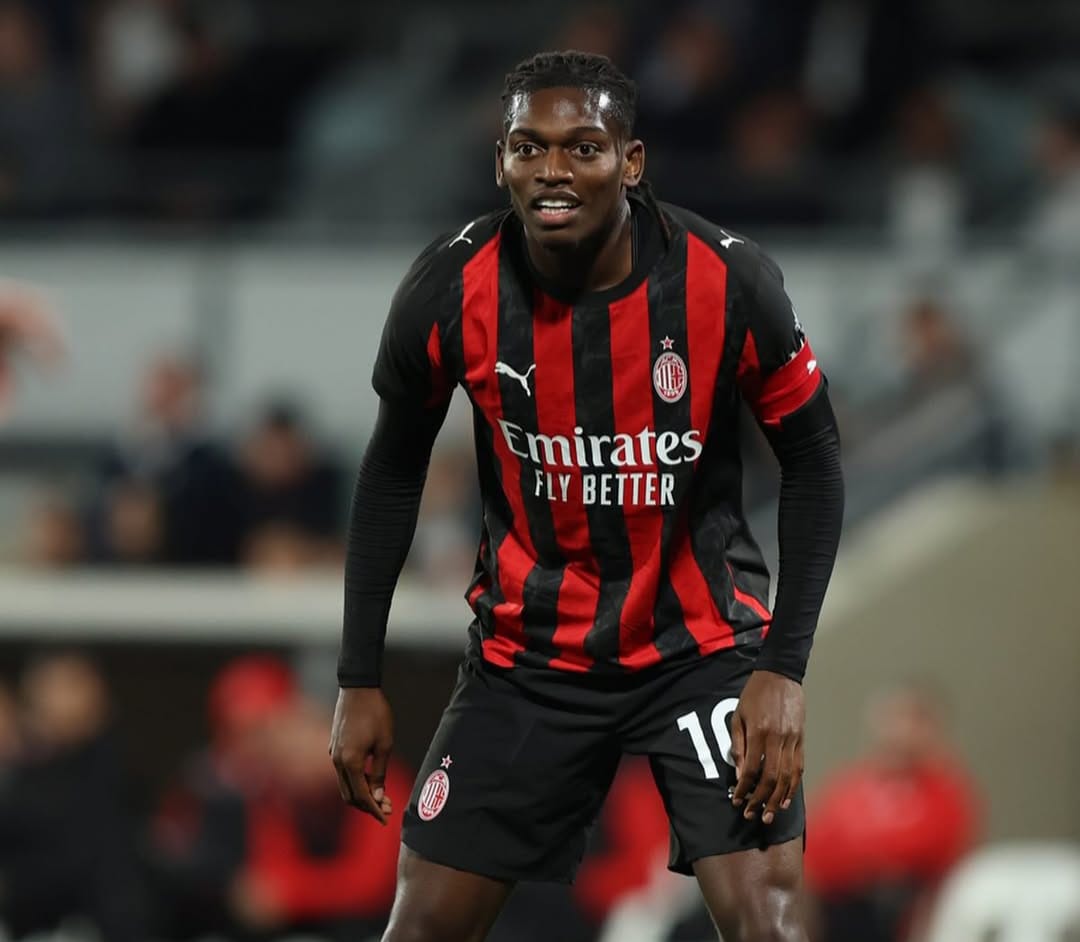 Bintang AC Milan, Rafael Leao, dirumorkan akan segera merapat ke klub Inggris, Manchester United.