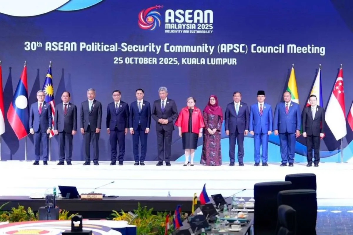 Para menteri luar negeri negara-negara ASEAN&nbsp;di rangkaian Konferensi Tingkat Tinggi (KTT) ke-47 ASEAN di Kuala Lumpur, Malaysia, Sabtu (25/10)