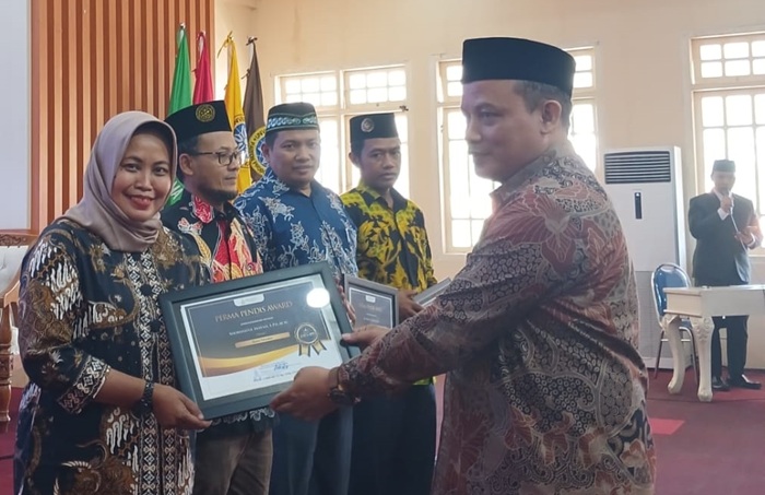 Dedikasi tak kenal usia, Shorihatul Inayah dari Tuban membuktikan guru daerah bisa bersaing di tingkat nasional dan internasional.