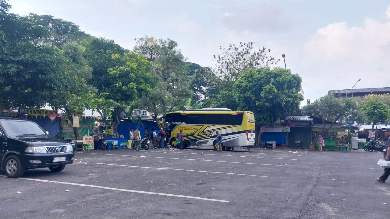 Kondisi Parkir Wisata Kebonsari yang kemarin (24/10) sekitar pukul 16.00 hanya terlihat satu bus wisata religi.
