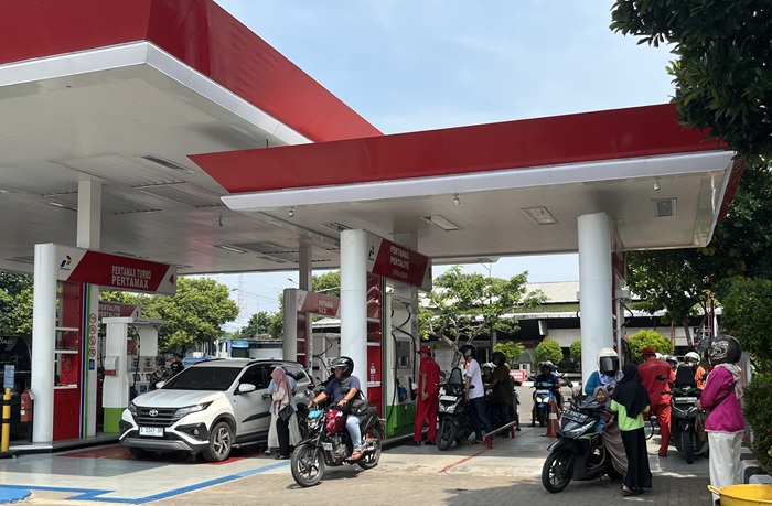 Antrean kendaraan bermotor roda dua dan roda empat memadati SPBU Sleko Tuban, Jalan Pahlawan kemarin (26/10).