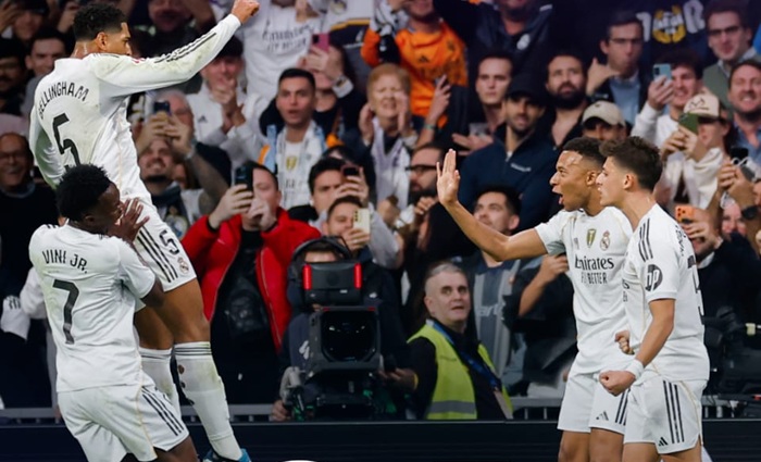Duel panas El Clasico berakhir 2-1 untuk Real Madrid, gol Mbappe dan Bellingham pastikan Los Blancos tetap kokoh di puncak klasemen LaLiga.