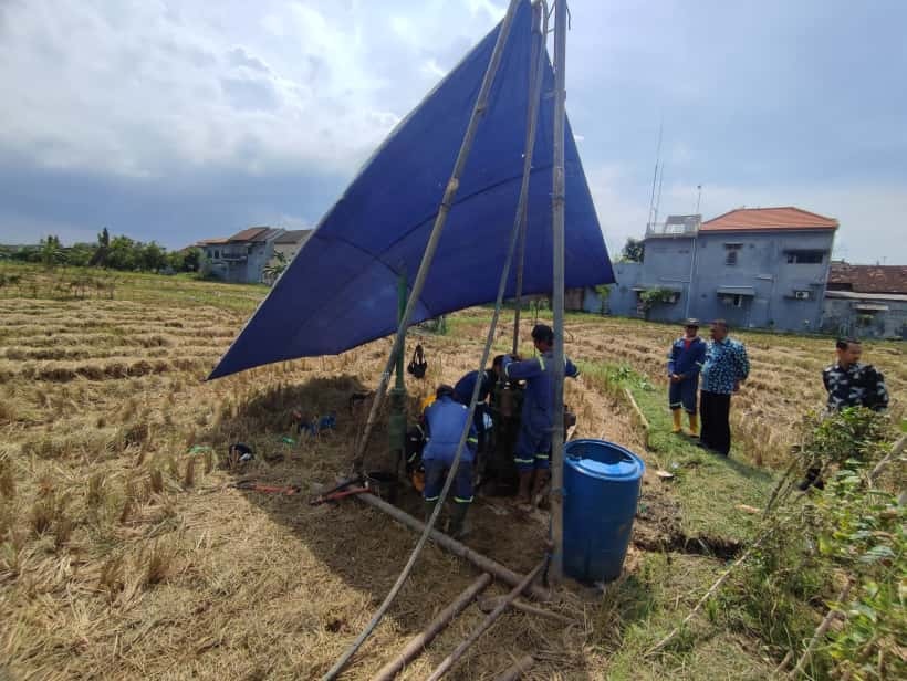 Kepala Dinsos P3A dan PMD Tuban Sugeng Purnomo mengecek lahan seluas 7 hektare&nbsp; yang rencananya dibangunnya SR Terintegrasi 18 Kabupaten Tuban, Kamis (23/10).