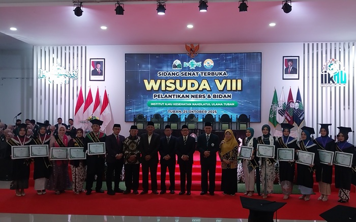 281 lulusan IIKNU Tuban resmi diwisuda. Lulusan Prodi Gizi semuanya terserap di program MBG, sementara kerja sama internasional terus diperluas ke Malaysia.
