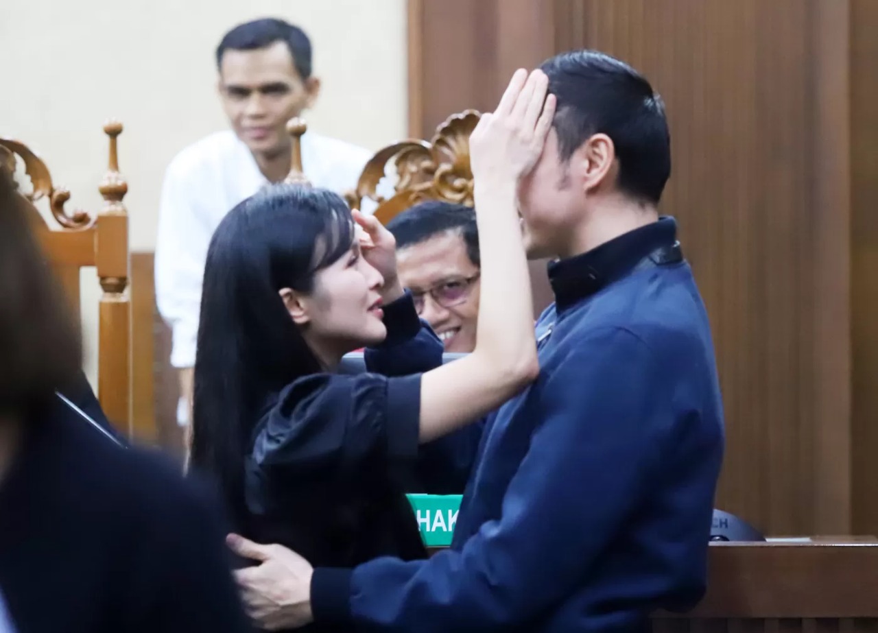 Artis Sandra Dewi memeluk suaminya yang juga terdakwa kasus dugaan korupsi tata niaga komoditas timah