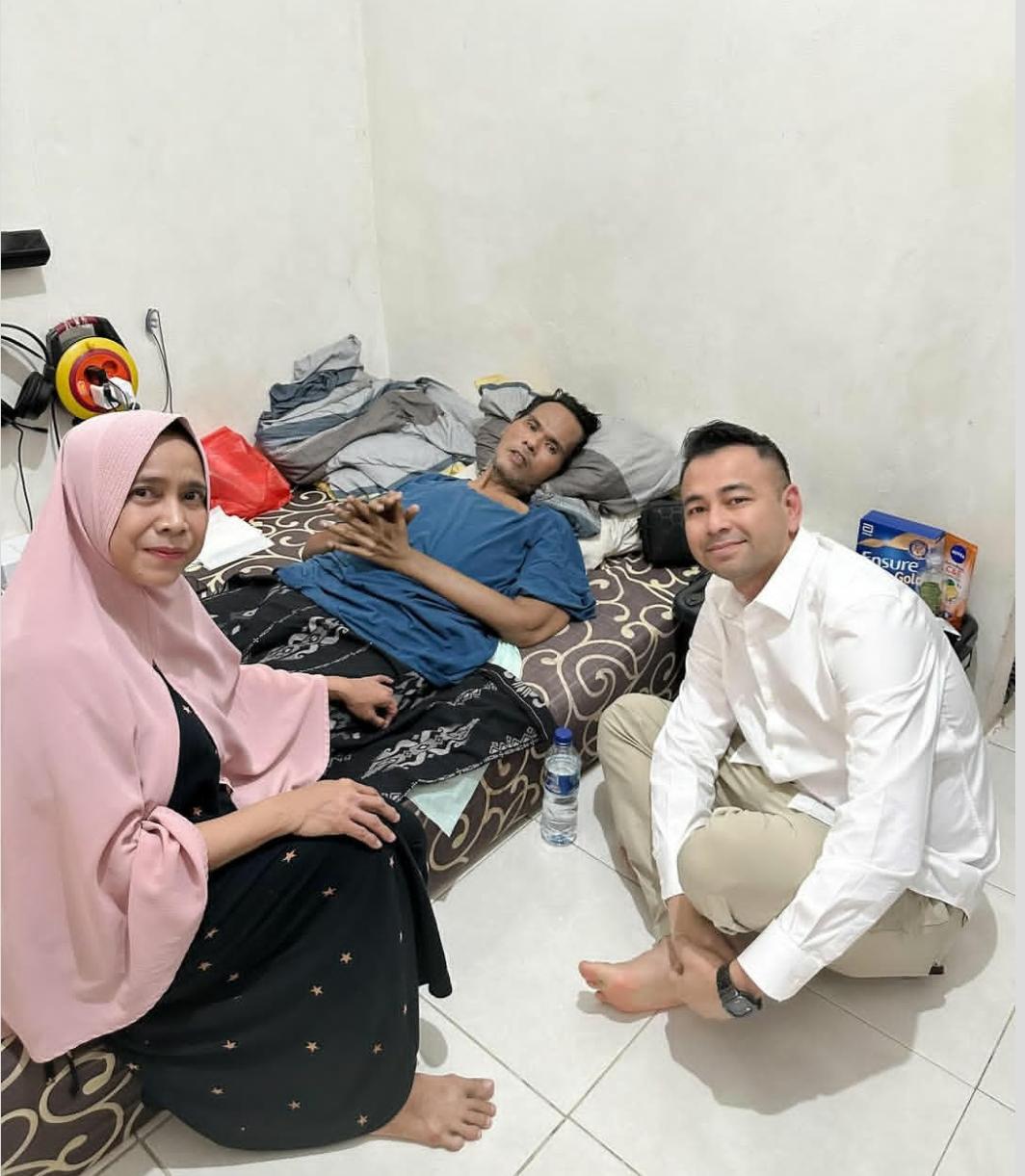 Raffi Ahmad jenguk komedian Fahmi Bo di tengah kesibukannya, beri dukungan dan doa.